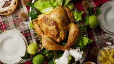 Türkiye ile Şükran Günü ve masada yemek, dikey çekim