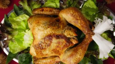 Türkiye ile Şükran Günü ve masada yemek, dikey çekim