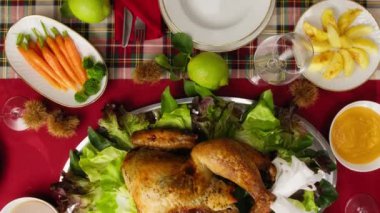 Türkiye ile Şükran Günü ve masada yemek, dikey çekim