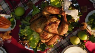 Türkiye ile Şükran Günü ve masada yemek, dikey çekim