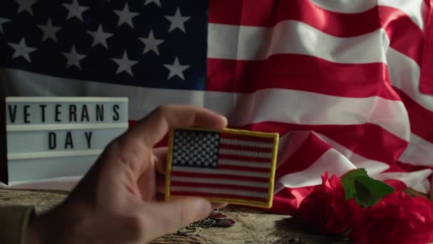 Sotilas Jolla Usa Lippu Nousi Taustalla — kuvapankkivideo