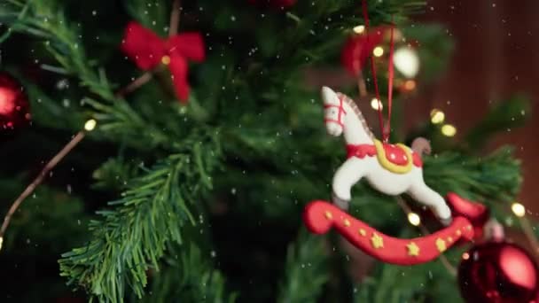 Bílý Kůň Dekorace Visí Vánočním Stromečku Padajícím Sněhem — Stock video