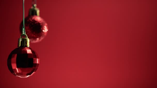 Χριστουγεννιάτικη Μπάλα Στο Φόντο Χρώμα Αντίγραφο Χώρο — Αρχείο Βίντεο