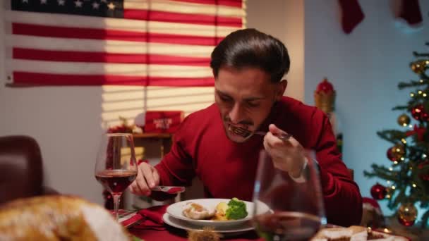 Man Njuter Thanksgiving Middag Med Usa Flagga Bakgrunden — Stockvideo