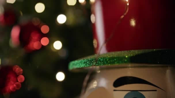 Cascanueces Contra Árbol Navidad — Vídeos de Stock