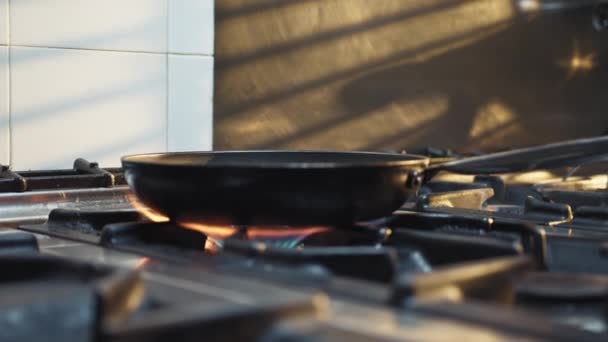 Σεφ Μαγειρεύει Ψάρι Ένα Καυτό Τηγάνι Μια Κουζίνα Εστιατορίου — Αρχείο Βίντεο