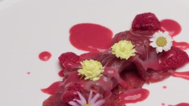 Şef yenilebilir çiçekli taze ton balığı carpaccio hazırladı.