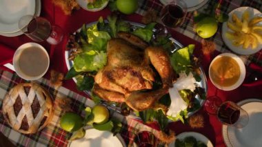 Türkiye ile Şükran Günü ve masada yemek, dikey çekim