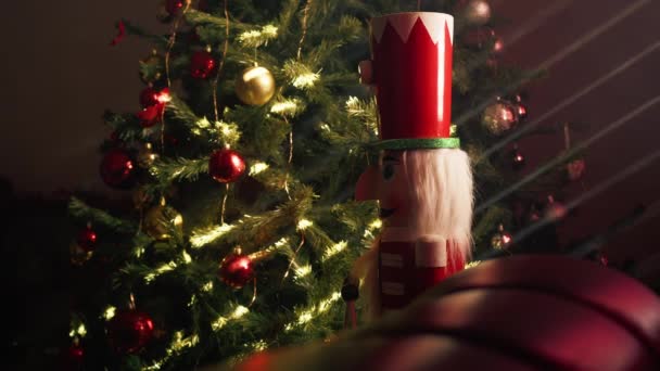 Louskáček Vánoční Stromek Nad Červeným Křeslem — Stock video
