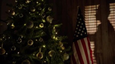 Amerikan askeri selamı Noel ağacının yanında.