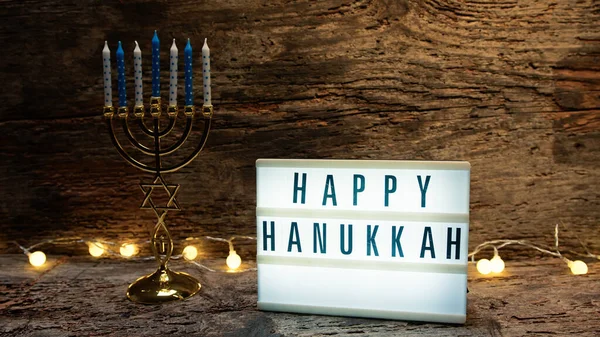 Tangan Menempatkan Candlestick Dekat Papan Nama Happy Hanukkah — Stok Foto