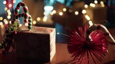 Noel hediyesi kutusu ve süslemeler..
