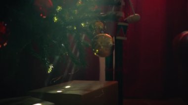 Ağacın altında güneş ışığıyla aydınlatılmış Noel hediyesi kutusu..