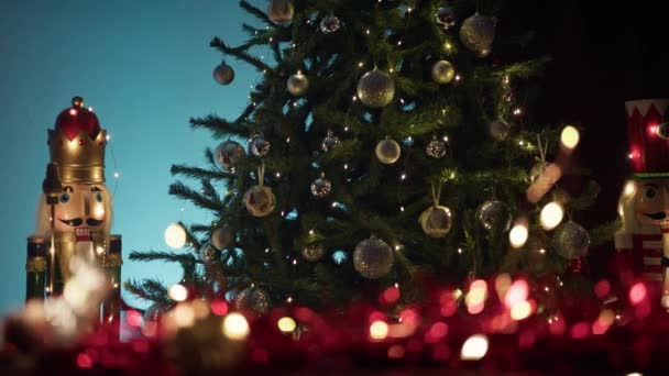 Árbol Navidad Sobre Las Decoraciones Rojas — Vídeo de stock