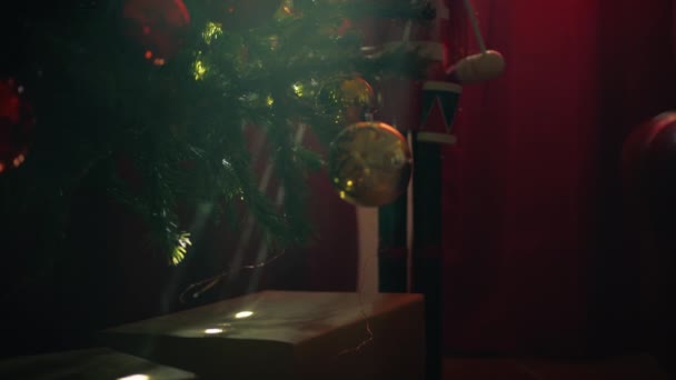 Caixa Presente Natal Sob Árvore Iluminada Por Raios Sol — Vídeo de Stock