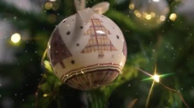 Beyaz top Noel ağacından sarkan karla birlikte .