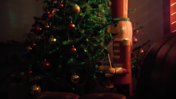 Fındıkkıran Noel Ağacı Sabahın Erken Saatlerinde Evde — Stok video