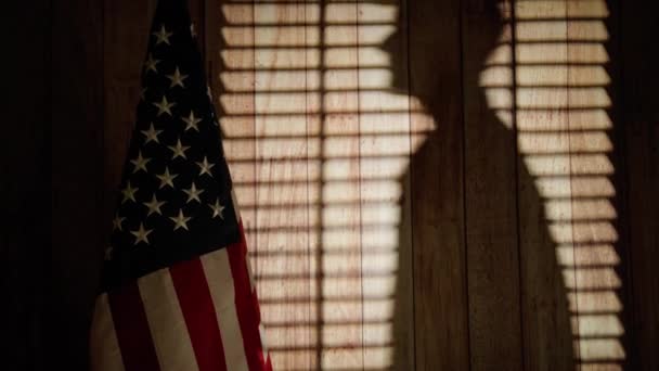 Sotilassotilas Shadow Siluetti Tervehdys Lähellä Amerikan Lippu — kuvapankkivideo