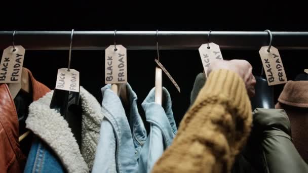 Assistante Magasin Préparant Les Étiquettes Noires Vendredi Pour Les Vêtements — Video