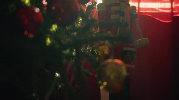 Diótörő Karácsonyfa Kora Reggel Hotelszobában — Stock videók