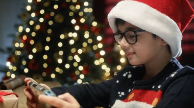 Çocuk Noel hediyesiyle oynuyor. .