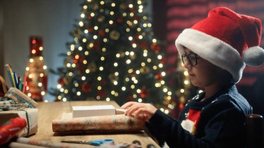 Çocuk, ailesine Noel hediyesi hazırlıyor..