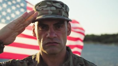 Ulusal bayrağın yanındaki Amerikan ordusu.