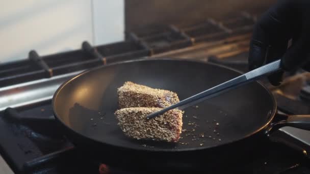 Chef Este Gătit Pește Într Tigaie Fierbinte Într Bucătărie Restaurant — Videoclip de stoc