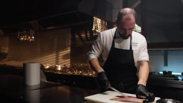 厨师在餐馆厨房烹调食物 — 图库视频影像