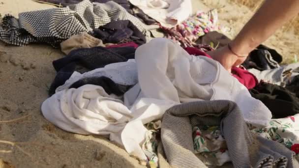Vaatteet Tekstiili Dump Autiomaassa — kuvapankkivideo