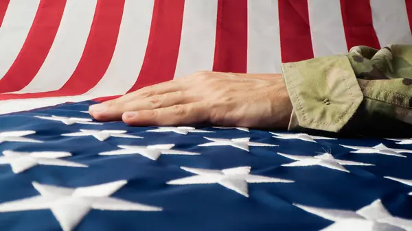 Hånd Kjærtegner Stjernene Stripene Til Amerikansk Flagg – stockfoto