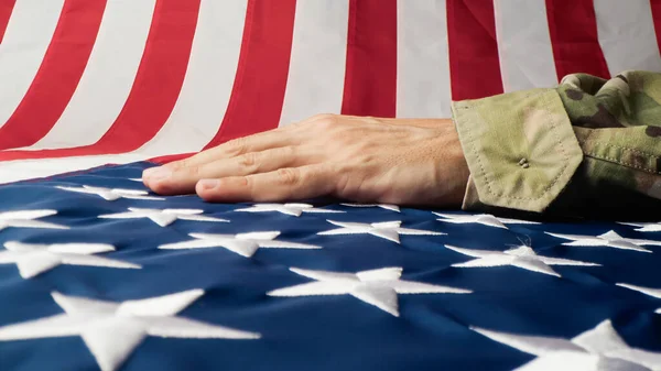 Ruční Hlazení Hvězd Pruhů Vlajky Usa — Stock fotografie