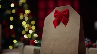 Kırmızı pullu ve ağaç zeminli Noel hediyesi .