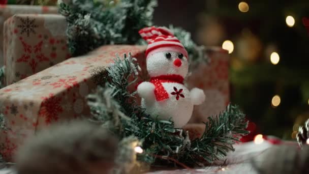 圣诞礼物上的小雪人装饰 — 图库视频影像