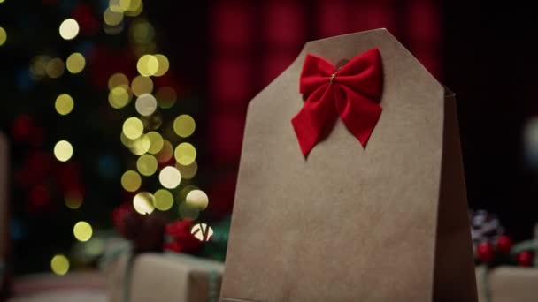 Kırmızı Pullu Ağaç Zeminli Noel Hediyesi — Stok video