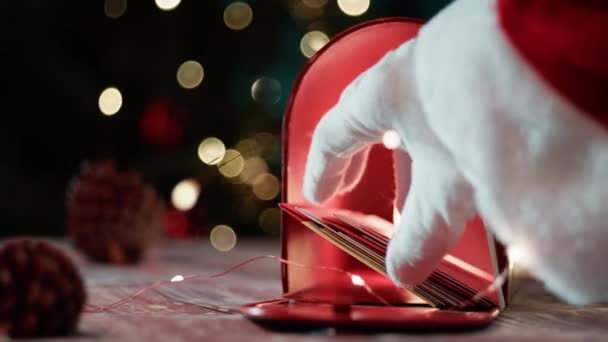 Άγιος Βασίλης Παίρνει Χριστουγεννιάτικα Γράμματα Από Γραμματοκιβώτιο — Αρχείο Βίντεο