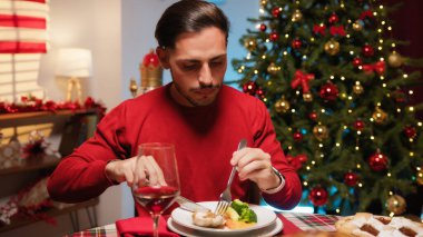 Genç adam şükran gününde yemek yiyor..