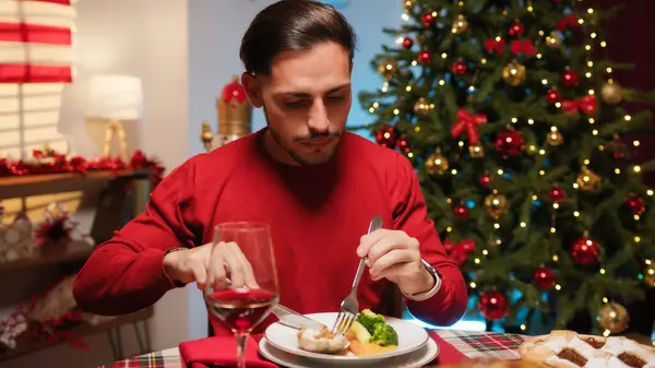 Genç adam şükran gününde yemek yiyor..