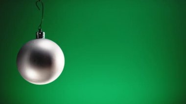 Fotokopi alanı olan renk arkaplanı üzerine noel topu.