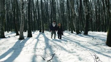 Karda el ele yürüyen aşıklar. . 