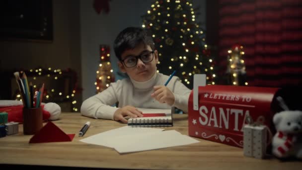 Niño Escribiendo Carta Navidad Escritorio — Vídeos de Stock