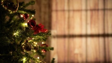 İnsanlar Noel ağacı hediye kutusunu hazırlıyorlar..