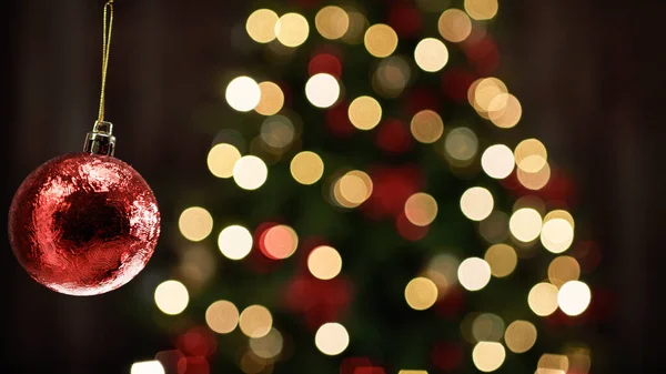 Rød Juleball Treet Med Kopieringsplass – stockfoto