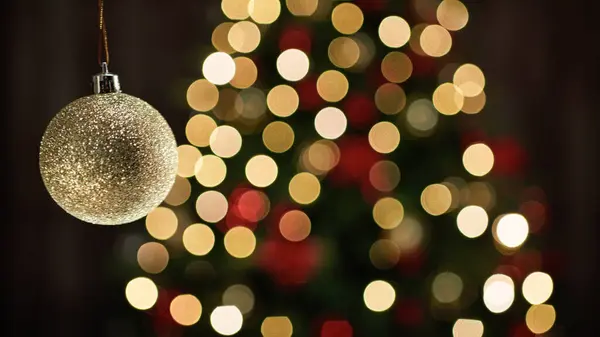 Golden Christmas Ball Mot Tre Kopier Plass – stockfoto