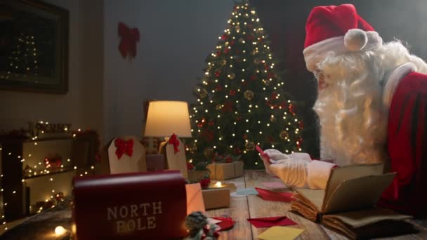 Noel Baba Noel Ağacının Altında Çalışıyor — Stok video