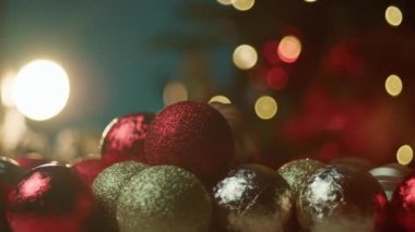 Bulanık ışıklı Noel Baloları . 