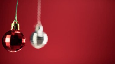 Fotokopi alanı olan renk arkaplanı üzerine noel topu.