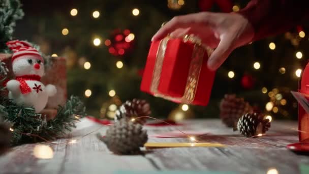 Noel Kompozisyonunun Ortasında Kırmızı Hediyeler Bırakır — Stok video