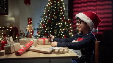 Noel 'de ailesiyle görüntülü konuşma yapan bir çocuk. .