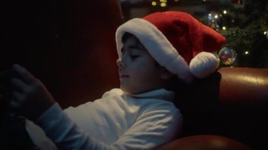 Noel ağacının altında video oyunlarından hoşlanan çocuk . 